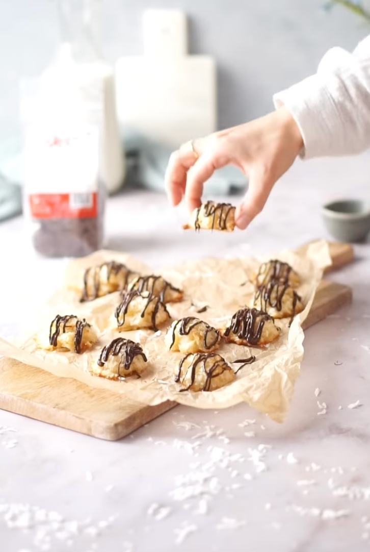 Chocolate Drizzle Macaroons